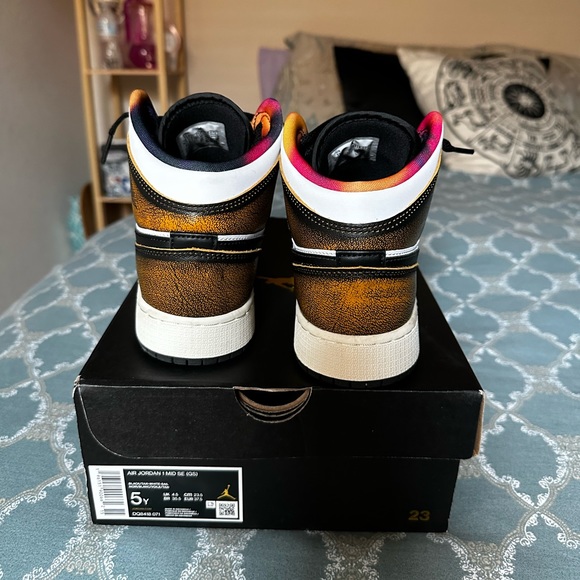 Nike Air Jordan 1 mid “wear away” Y SIZE 5 FITS FOR TRUE TO SIZE WOMEN SIZE 6.5! - Picture 3 of 6